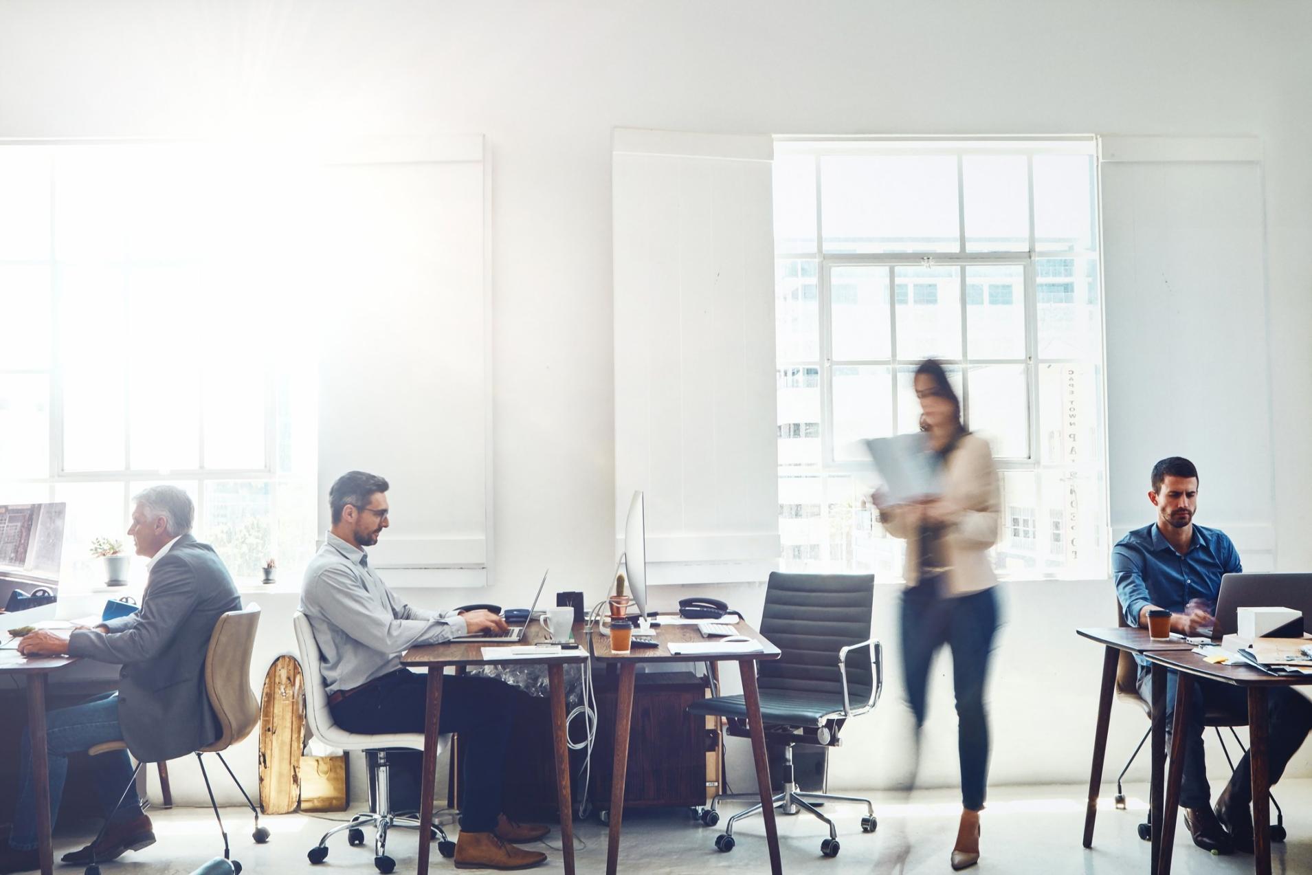 Teilnehmer analysieren Geschäftsprozesse am Whiteboard während einer Schulungssitzung