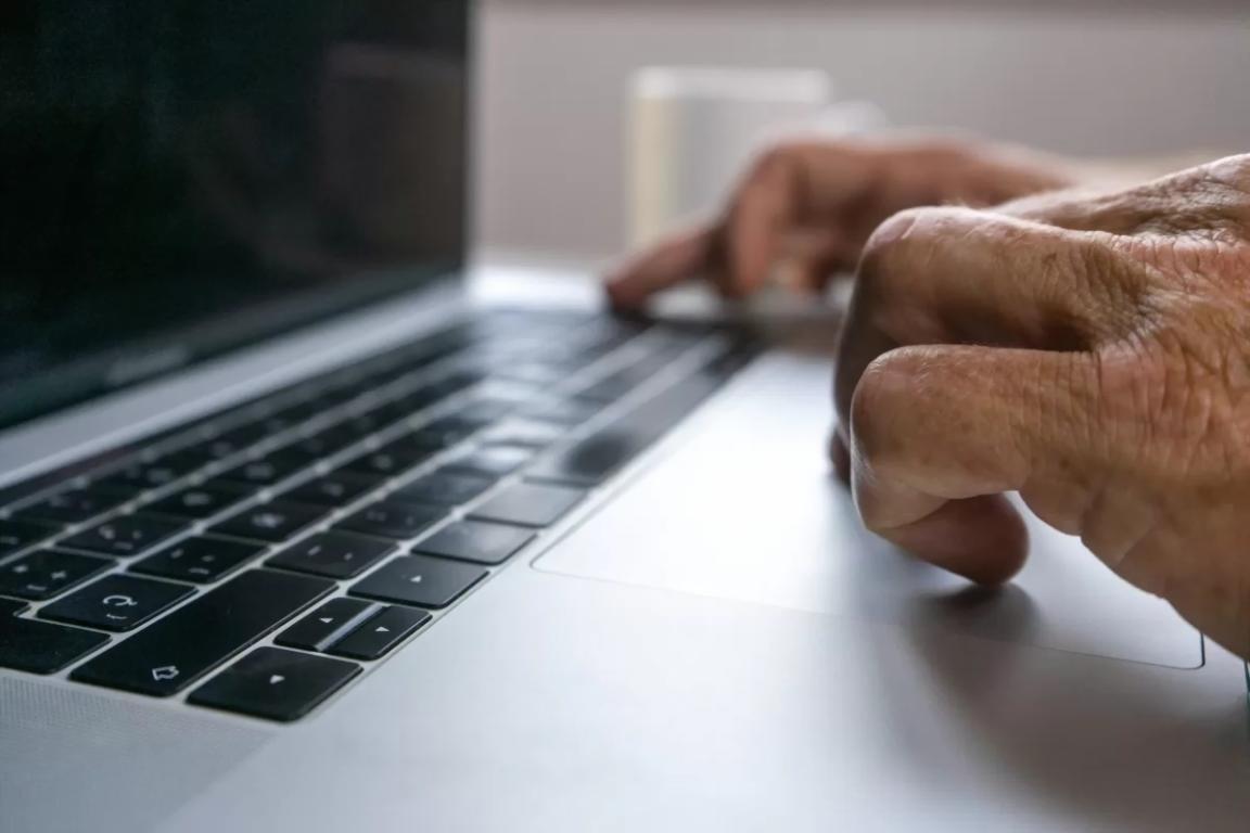 Modernes Arbeitsumfeld mit digitalisierten Finanzprozessen