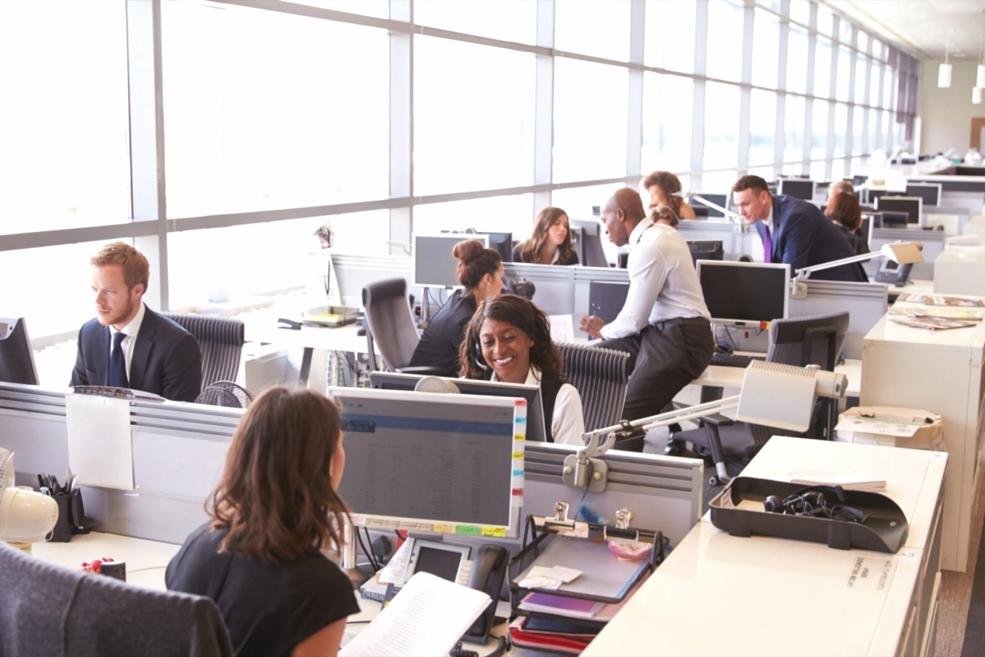 Moderne Büroumgebung mit digitalen Finanzlösungen