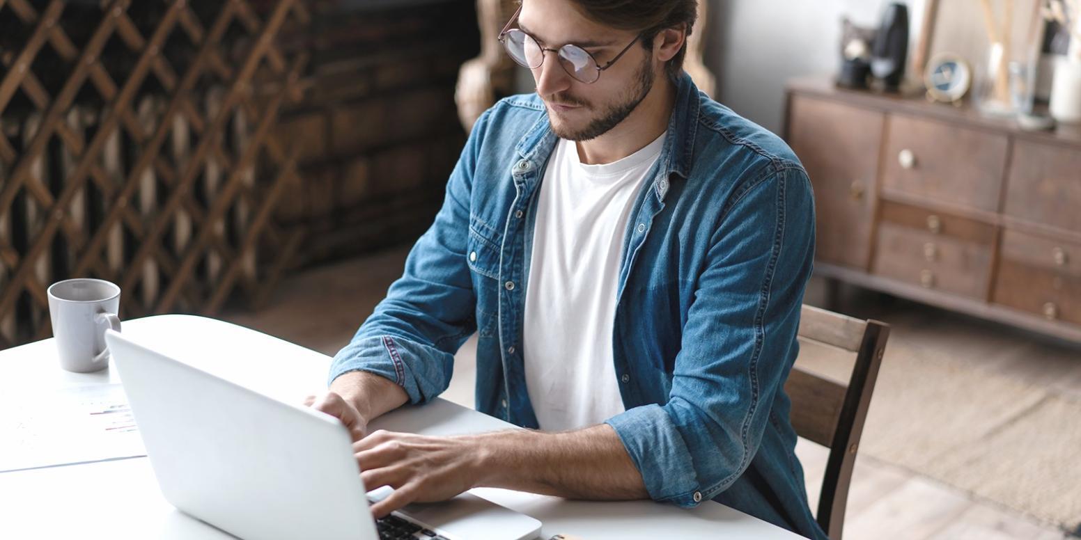 Digitale Rechnungsverarbeitung in modernem Büroumfeld
